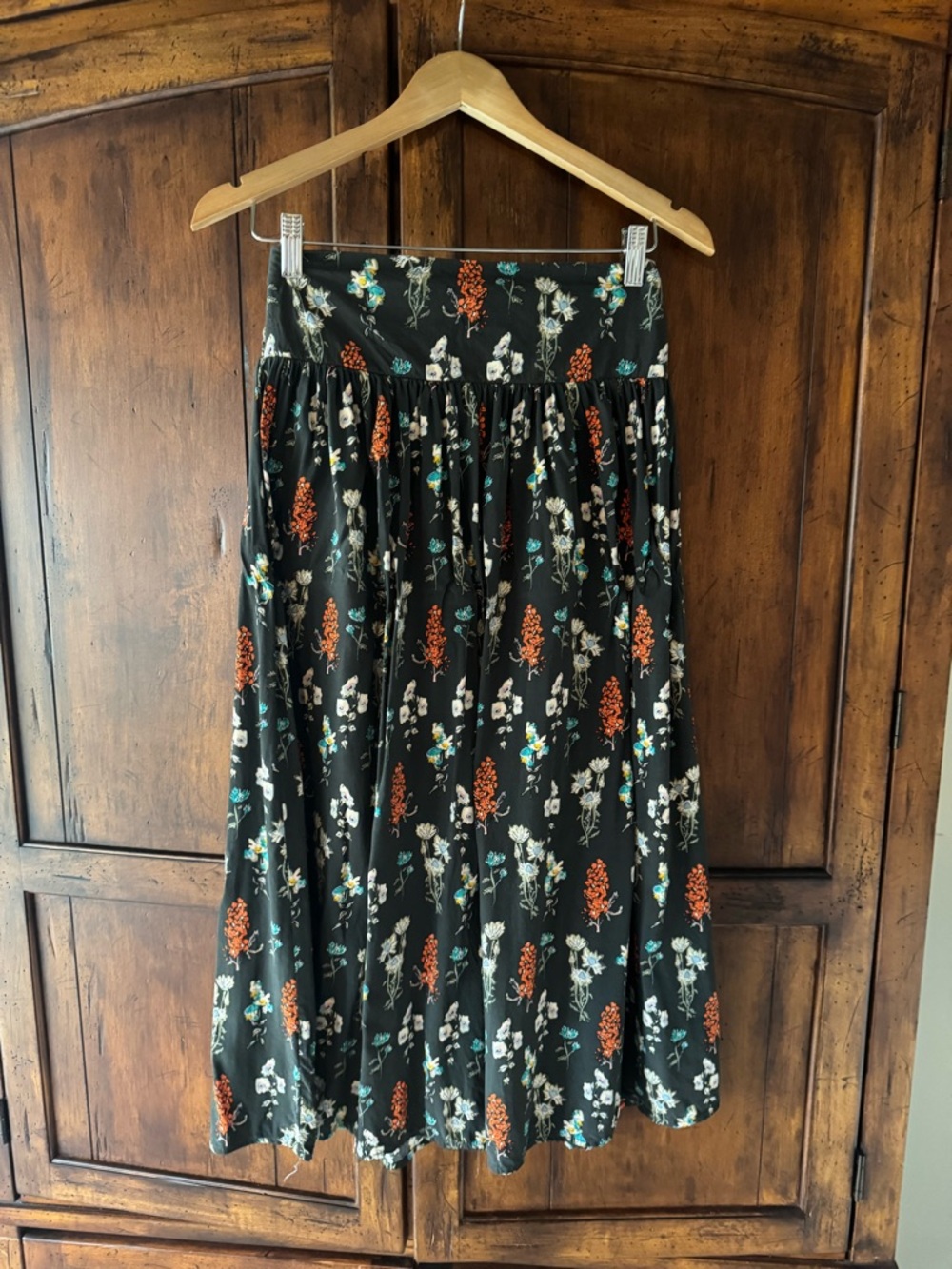 NATURAL LIFE Addie Midi Skirt in Charcoal Bouquet Size Small - Picture 2 of 5